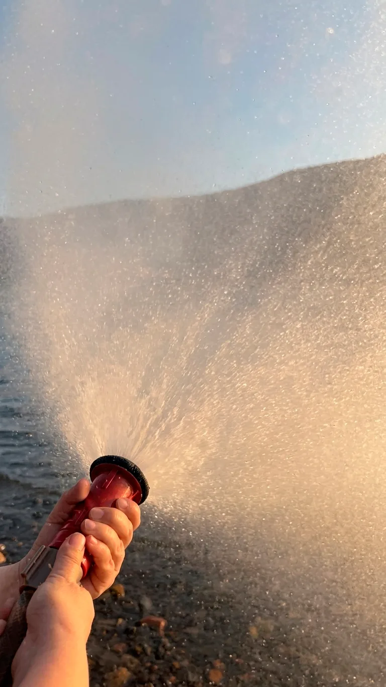 La lanza tirando agua sobre el lago