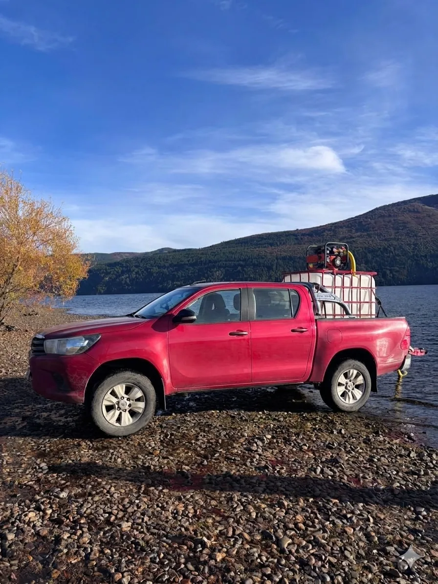 La camioneta con el equipo en la playa de piedras